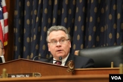 2014年12月4日,来自新泽西州的共和党籍众议员克里斯•史密斯在国会举行有关中国政府对美国大学影响的听证会。(美国之音杨晨拍摄)