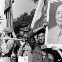 文革期间北京的街头游行。在缅甸这样高举毛主席像上街引起当地民众反感。