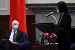 台湾总统蔡英文在台北与美国前联邦参议员多德举行会谈时发表讲话。(2021年4月15日)