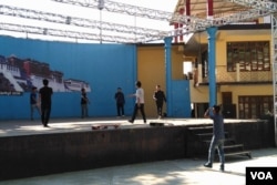 达兰萨拉“西藏表演艺术学院”的学生们正在排演藏族歌舞。(美国之音朱诺拍摄,2016年11月5日)