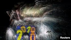 法国巴黎凯旋门附近的焰火表演。(2018年1月1日)