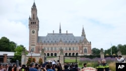 历史照片:海牙国际仲裁法院。图为终裁庭2016年7月12日就菲律宾和中国在南中国海主权纠纷案裁决公布之前,法院外面聚集着许多示威者、警察和记者。