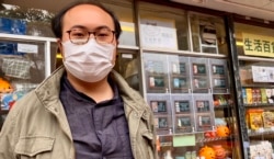 今年7月主动辞职的前屯门区议员 何国豪 表示,当时政府就宣誓”放风“就是要”赶走”民主派区议员,他认为与其要宣誓后被DQ,不如自己主动辞职,对于49名民主派区议员被DQ,他坦言无力感很大 (美国之音汤惠芸)