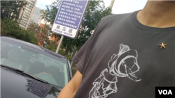 中国知名维权人士吴淦在天津受审,便衣统一佩戴黄色五角星在法院周边盘查。(美国之音记者叶兵拍摄)