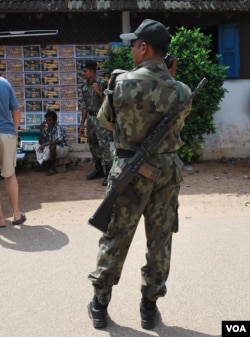 在重要建筑物前荷枪值勤的印度军人。(美国之音朱诺拍摄,2015年11月25日)