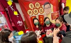 大批市民光顾民主党年宵市集摊位，购买产品支持被还柙接近一年的前立法会议员林卓廷 (美国之音/汤惠芸)