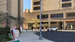 因受疫情影响,并非“战场州”的马里兰减少和整合了选举日的投票中心。很多选民都已提前投票,选举日这天,这处位于马里兰州蒙哥马利郡罗克韦尔市的投票中心外无人排队。