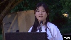2014年5月31日晚，16岁的杨倩怡代表父亲杨海在六四纪念会上朗读了父亲写的诗（VOA视频截图）（VOA视频截图）