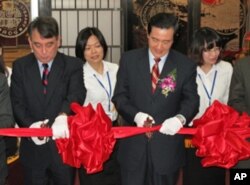 美国在台协会处长司徒文与马英九总统剪彩