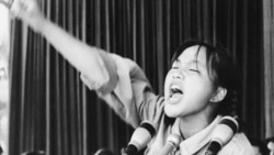 1966年8月10日,北京“红八月”初期,天安门广场一名喊“革命口号”的红卫兵。(AP file)