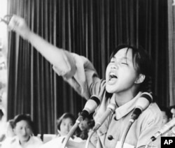 1966年8月10日,一名姓周的女红卫兵对天安门广场上的红卫兵演讲