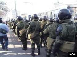 2012年3月莫斯科市中心反政府示威时,捷尔任斯基师士兵。(美国之音白桦拍摄)