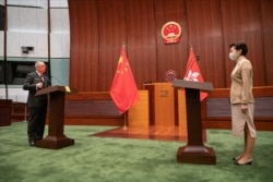 新一届香港立法会议员宣誓就职仪式,首次由特首林郑月娥监誓, 议事厅首次将香港特区区徽改为中华人民共和国国徽,最资深议员张宇人被安排第一位宣誓 (香港立法会图片)