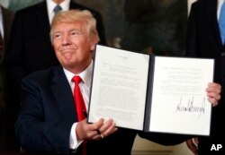 美国总统川普展示他签署的授权调查中国贸易行为的行政备忘录。(2017年8月14日)