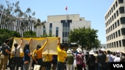 法轮功学员面对中国总领馆(美国之音国符拍摄)