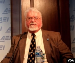 《平壤共和国》作者罗伯特·柯林斯发表谈话(美国之音拍摄)