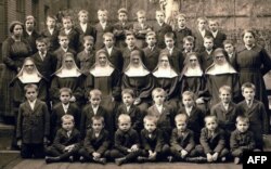 Сестри та вихованці школи