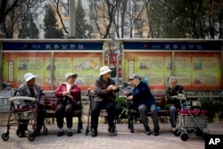 资料照:北京一社区的老人在社区院子里聊天。(2016年3月31日)