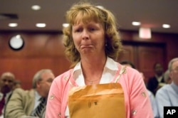 美国康涅狄格州新伦敦市居民凯露在康州一家法院听证后呆坐不动。(2005年7月28日)
