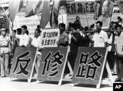 中苏分裂后,中共抨击苏共是修正主义。文革初期,红卫兵把苏联使馆所在的街道改名为反修路。(1966年8月)