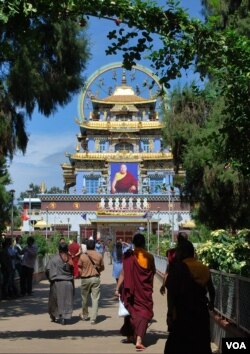 南卓林佛学院被当地人称为“金庙”(美国之音朱诺拍摄)