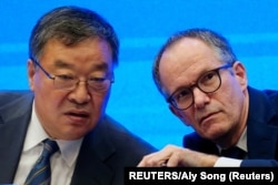 资料照:中国国家卫健委专家组组长梁万年和世卫组织丹麦籍食品科学家、新冠病毒武汉溯源专家组组长彼得·本·恩巴雷克(Peter Ben Embarek)在武汉举行记者会。(2021年2月9日)