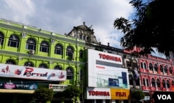 缅甸仰光殖民时期老建筑上的日本产品广告。(美国之音朱诺拍摄,2015年11月13日)