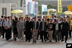 资料照片:占中九子在香港西九龙裁判法院前,(右起)邵家臻、李永达、黃浩铭、戴耀廷、陳健民、朱耀明、陈淑庄、锺耀华以及张秀贤。(2019年4月9日)