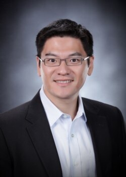 美国德州山姆休士顿(Sam Houston)州立大学政治系副教授翁履中