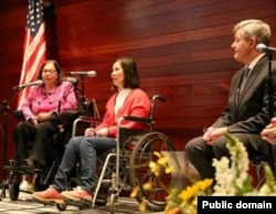 倪玉兰(中)被美驻华大使博卡斯授予国际妇女勇气奖(2016年4月13日, 美国驻华使馆官网图片)