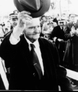 卡尔.文森众议员参加同名航母下水仪式