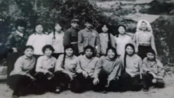 约50年前,部分北京女知青在云南兵团住地 - 居中两军人分别为指导员和副指导员(莉莉提供图片)