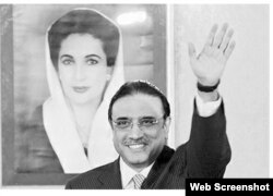 扎尔达里在妻子贝·布托画像前的资料照片(搜狐网网页截屏)