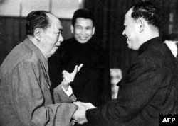 历史照片:1970中共最高领袖毛泽东(左)向红色高棉高级官员英萨利致以问候(右), 在当中的是红色高棉领导人波尔布特(中)。