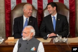 印度总理莫迪在美国国会发表讲话,后面是美国参议院议长拜登和众议院议长瑞安(2016年6月8日)