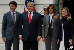 川普总统夫妇在白宫迎接到访的加拿大总理特鲁多夫妇。(2017年10月11日)