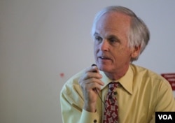 首日研讨会主持人林培瑞(美国之音章真拍摄)