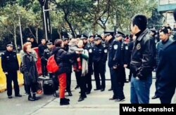 709案多位家属在长沙法庭外被警察阻拦。 (李文足推特图片)