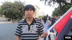 中国留学生董世行 (美国之音容易)