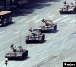 1989年6月5日一名中国青年阻挡开往天安门镇压学生运动的坦克