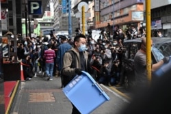 港警搜查立场办公室,带走多箱证物。(2021年12月29日)