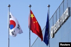 韩国与中国国旗在北京郊区的现代汽车制造厂外飘扬。(2019年1月25日)