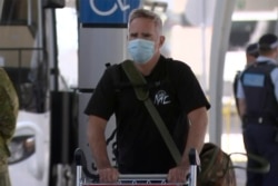 澳大利亚金融评论驻沪记者迈克·史密斯(Mike Smith)2020年9月8日抵达悉尼机场。