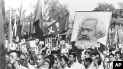 历史照片:年轻人挥舞着被称为“红宝书”的《毛主席语录》参加集会。(1966年9月14日)