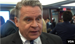 长期关注中国人权事业的共和党籍联邦众议员克里斯·史密斯(Chris Smith)接受VOA采访(美国之音萧雨拍摄)