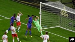 ကိုလမ်ဘီယာအတွက် အဖွင့်ဂိုးကို ခေါင်းတိုက်သွင်းယူနေသည့် Yerry Mina ။ ၂၄ ဇွန် ၂၀၁၈။