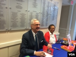 美国乔治·华盛顿大学政治学与国际关系学教授沈大伟(David Shambaugh)(左)在华盛顿智库威尔逊学者中心为新书《中国的未来》签名。 (2016年3月24日,美国之音斯洋拍摄)