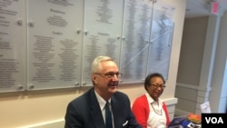 美国乔治·华盛顿大学政治学与国际关系学教授沈大伟(David Shambaugh)(左)在华盛顿智库威尔逊学者中心为新书《中国的未来》签名。 (2016年3月24日,美国之音斯洋拍摄)