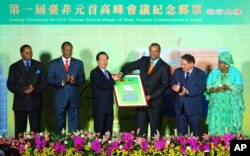 2007年9月,台湾总统陈水扁(左三)主办台湾与非洲邦交国首脑的首届高峰会,圣多美和普林西比总统梅内德塞斯(左五)参加峰会。