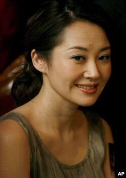 中国演员许晴在香港的电影《导火线》("City With No Mercy")的记者会上微笑(2006年11月13日)